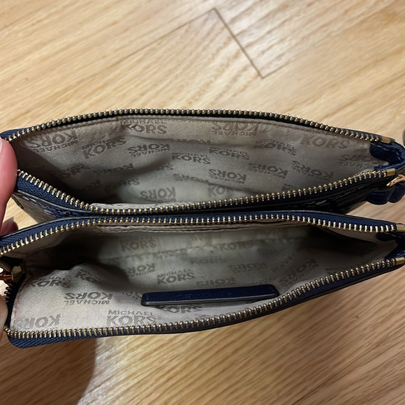 Michael Kors wallet mini bag wristlet with flower design, navy blue - Picture 4 of 6